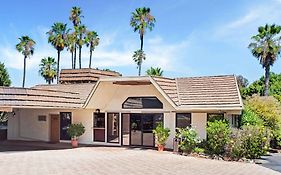 Super 8 By Wyndham Long Beach